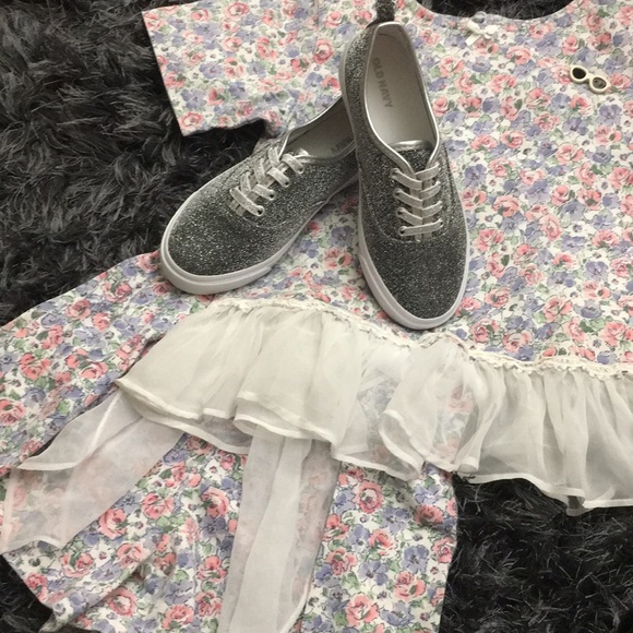 💥HOST PICK💥 Silver Metallic Sneakers - Picture 2 of 4